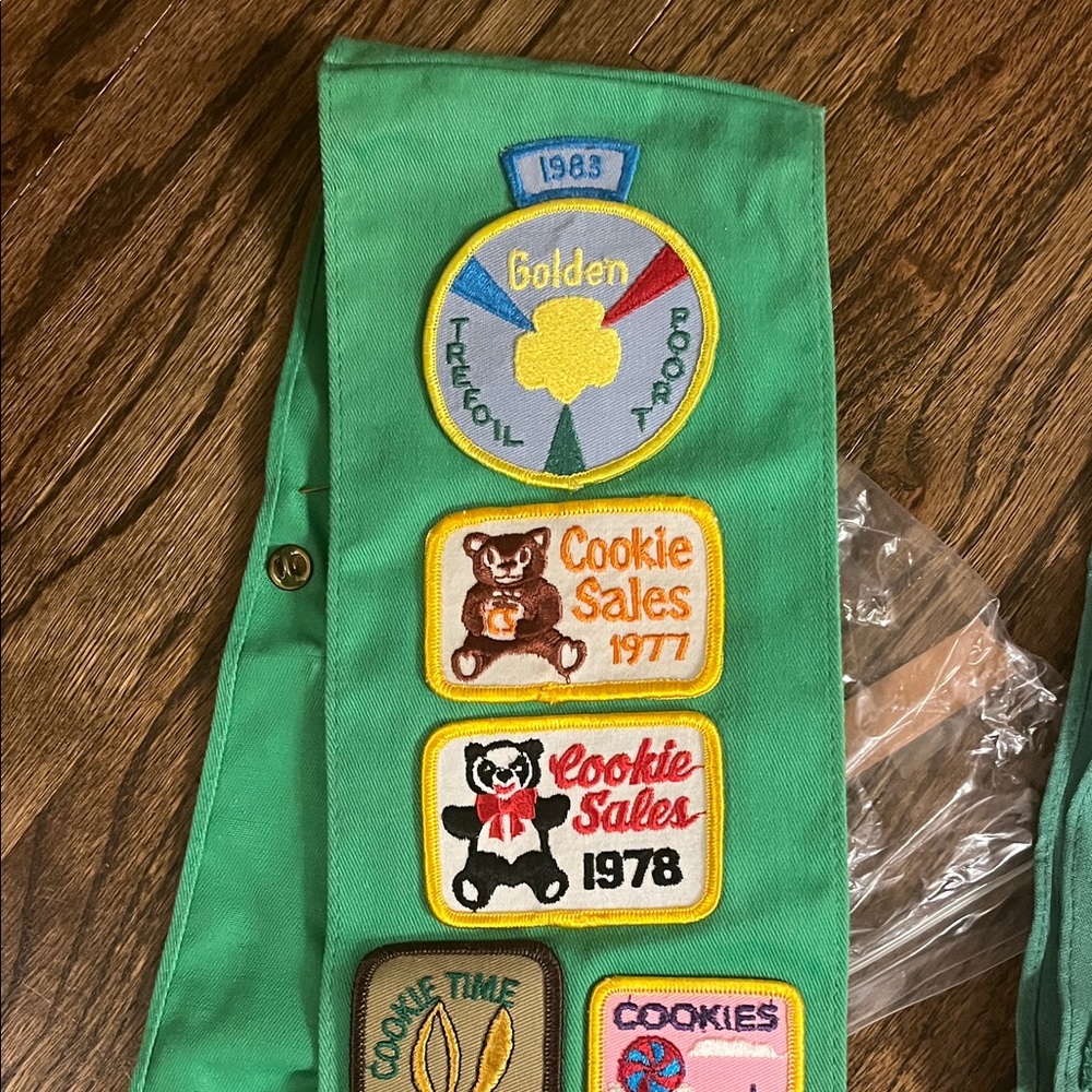 VINTAGE 70s 80s Green Girl Scouts Sash with Vintage Badges Patches - Picture 6 of 9